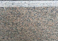 Pietra rossa del granito della pesca su ordinazione di dimensione per le mattonelle della parete del bagno del granito