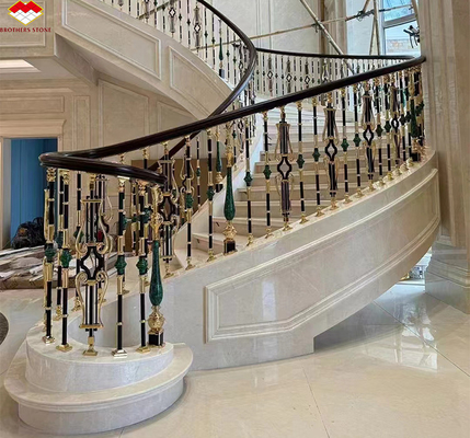 Moderne scale in marmo beige lucidato per hotel e ville