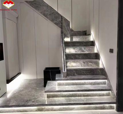 Moderne scale in marmo beige lucidato per hotel e ville