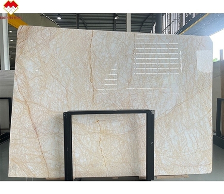 La lastra di marmo dorato lucidato è ideale per il moderno design grafico dei pavimenti delle ville.