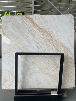 La lastra di marmo dorato lucidato è ideale per il moderno design grafico dei pavimenti delle ville.