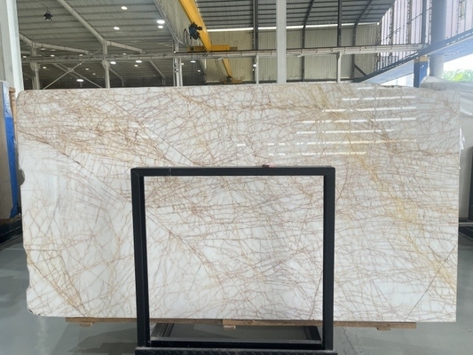 La lastra di marmo dorato lucidato è ideale per il moderno design grafico dei pavimenti delle ville.