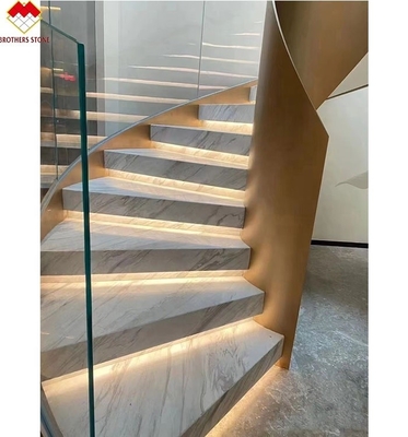 Moderna luce a LED a seguito di una scala antiscivolo all'interno di marmo bianco cristallino