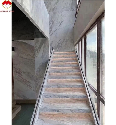Moderna luce a LED a seguito di una scala antiscivolo all'interno di marmo bianco cristallino
