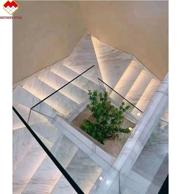 Moderna luce a LED a seguito di una scala antiscivolo all'interno di marmo bianco cristallino