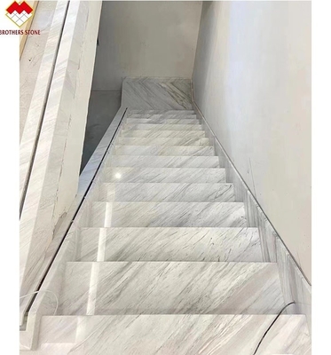 Moderna luce a LED a seguito di una scala antiscivolo all'interno di marmo bianco cristallino