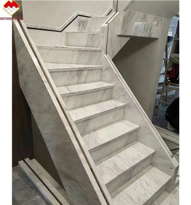 Moderna luce a LED a seguito di una scala antiscivolo all'interno di marmo bianco cristallino