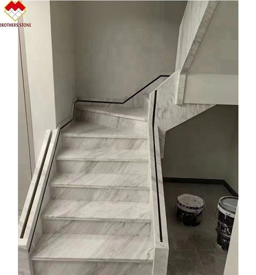 Moderna luce a LED a seguito di una scala antiscivolo all'interno di marmo bianco cristallino