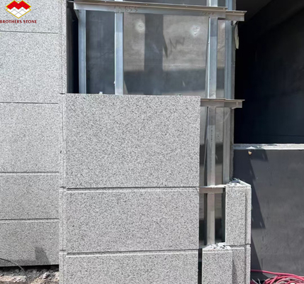 Modern Flamed Chinese Grey Granite Stone Veneer tagliato su misura per rivestimenti esterni