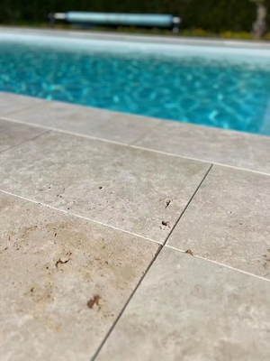 Stile di design moderno piastrelle di pietra travertina argento naturale piastrelle di piattaforma avorio per pavimenti piscina