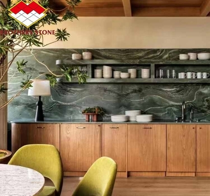 Moderno tavolo da pranzo con superficie in marmo verde lucidato e disegno grafico personalizzato