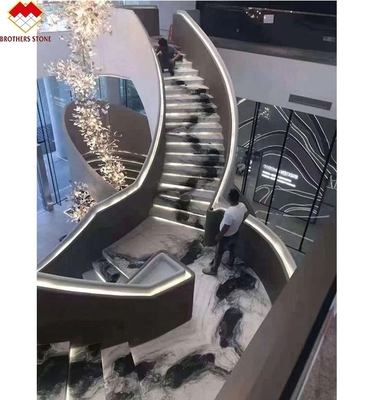 Scalinata a spirale in pietra naturale con luce a LED e design antiscivolo