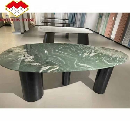 Moderno tavolo da pranzo con superficie in marmo verde lucidato e disegno grafico personalizzato