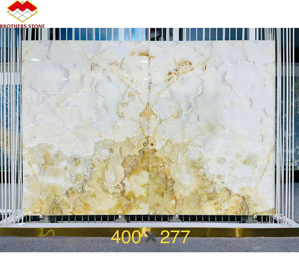 Tavola di marmo in onice bianco trasparente di lusso lucidato tagliato su misura per il pannello d'arte murale della villa