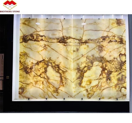 Tavola di marmo in onice bianco trasparente di lusso lucidato tagliato su misura per il pannello d'arte murale della villa