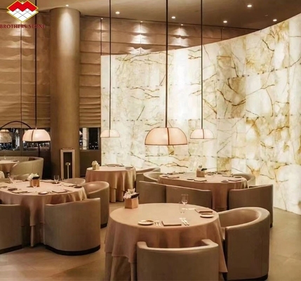 Tavola di marmo in onice bianco trasparente di lusso lucidato tagliato su misura per il pannello d'arte murale della villa