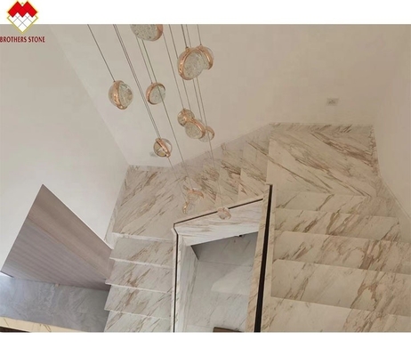 Dimensione personalizzata Venere Oro Calacatta Marmo Scala a spirale Tread Indoor Moderna luce a LED e design antiscivolo