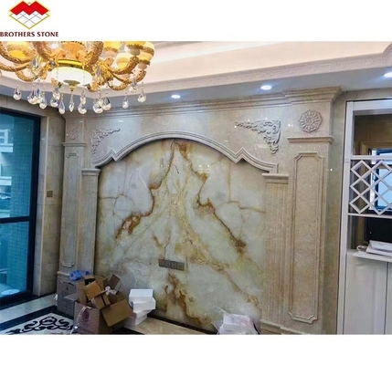 Tavola di marmo in onice bianco trasparente di lusso lucidato tagliato su misura per il pannello d'arte murale della villa