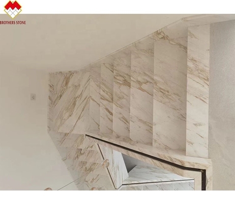Dimensione personalizzata Venere Oro Calacatta Marmo Scala a spirale Tread Indoor Moderna luce a LED e design antiscivolo