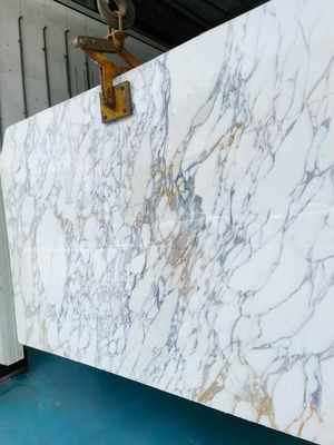 Pareti e pavimenti di design moderno tavolino in marmo bianco neve con vene marroni