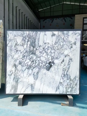 Pareti e pavimenti di design moderno tavolino in marmo bianco neve con vene marroni
