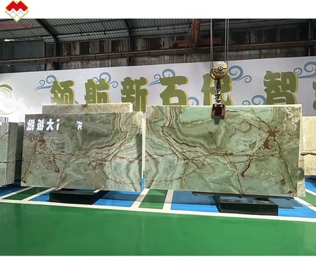 La lastra di marmo di onice verde è una scelta straordinaria per lavandini e ornamenti per interni