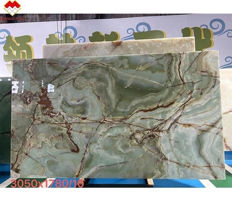 La lastra di marmo di onice verde è una scelta straordinaria per lavandini e ornamenti per interni