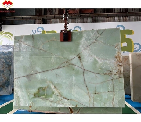 La lastra di marmo di onice verde è una scelta straordinaria per lavandini e ornamenti per interni