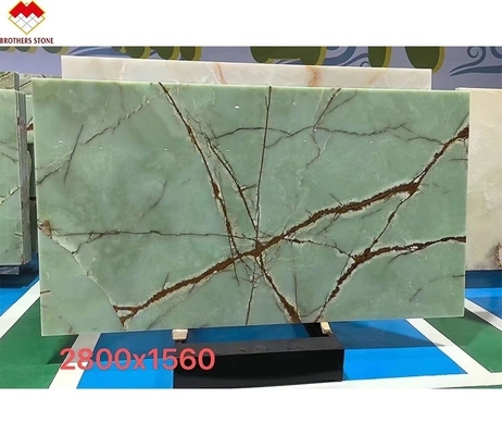 La lastra di marmo di onice verde è una scelta straordinaria per lavandini e ornamenti per interni