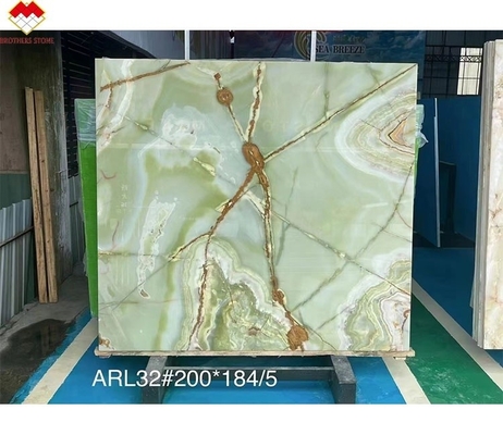 La lastra di marmo di onice verde è una scelta straordinaria per lavandini e ornamenti per interni