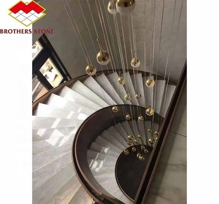 Scala di marmo interna dell'hotel con design curvo a spirale moderno e opzione di taglio a misura