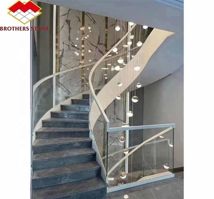 Scala di marmo interna dell'hotel con design curvo a spirale moderno e opzione di taglio a misura