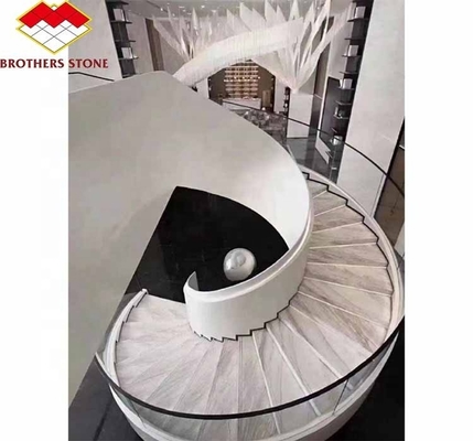 Scala di marmo interna dell'hotel con design curvo a spirale moderno e opzione di taglio a misura