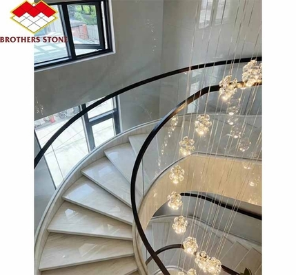 Scala di marmo interna dell'hotel con design curvo a spirale moderno e opzione di taglio a misura