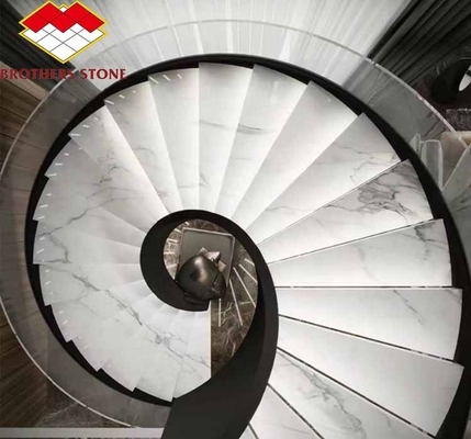 Scala di marmo interna dell'hotel con design curvo a spirale moderno e opzione di taglio a misura