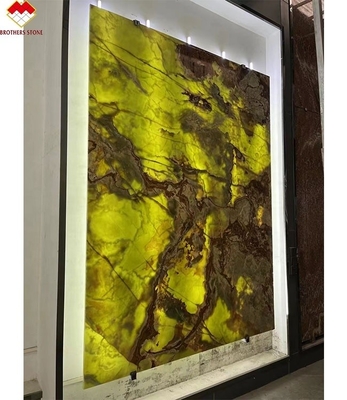 La lastra di marmo verde naturale di onice è perfetta per rivestimenti e banchi da tavolo a onyx retroilluminati