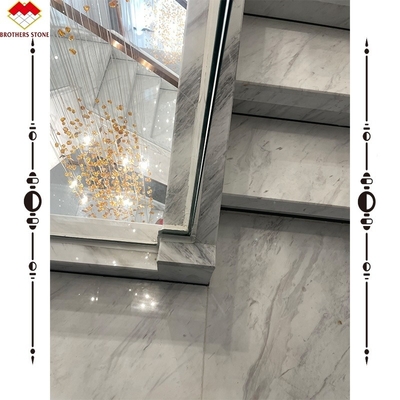 Facile da installare Scala di marmo di pietra bianca di lusso Volakas per la decorazione degli hotel
