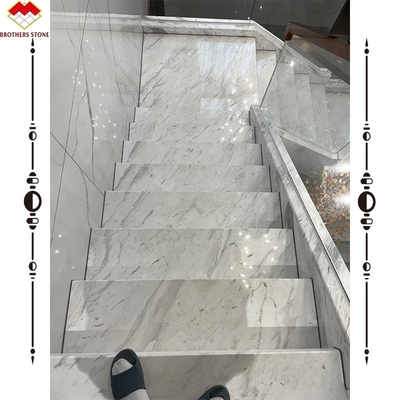 Facile da installare Scala di marmo di pietra bianca di lusso Volakas per la decorazione degli hotel