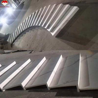 Scale interna in pietra artificiale con modello di Calacatta e copertura di illuminazione a LED