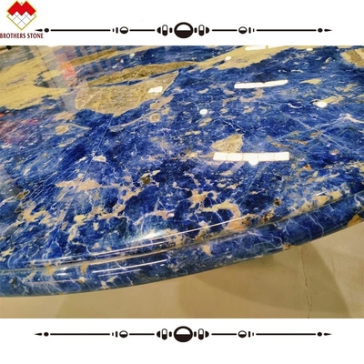 Moderno tavolo da pranzo in marmo di calcite con vasca di pietra blu boliviana traslucida