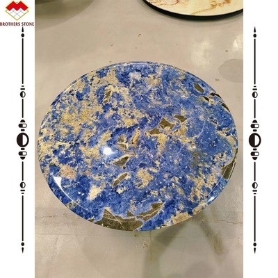 Moderno tavolo da pranzo in marmo di calcite con vasca di pietra blu boliviana traslucida