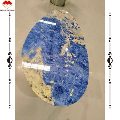 Moderno tavolo da pranzo in marmo di calcite con vasca di pietra blu boliviana traslucida