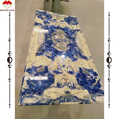 Moderno tavolo da pranzo in marmo di calcite con vasca di pietra blu boliviana traslucida