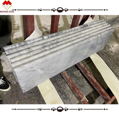 Dimensioni personalizzate Pietra di marmo bianca Scale pedane e ascensore per stile di design moderno look