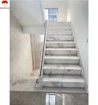 Personalizzato lucidato o opaco Calacatta Bianco Marmo Aspetto Porcellana Piastrelle Scale Mohs 6-7 Durezza
