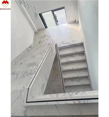 Personalizzato lucidato o opaco Calacatta Bianco Marmo Aspetto Porcellana Piastrelle Scale Mohs 6-7 Durezza