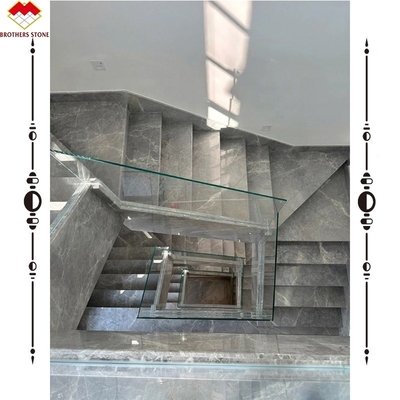 Scale in marmo grigio e rialzatori con finitura lucidata per scale interne rette
