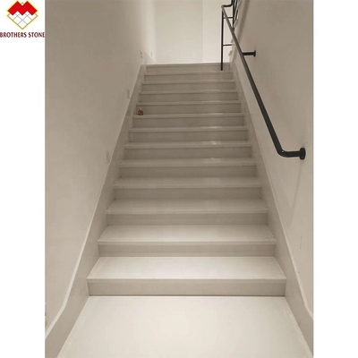 Scala in marmo bianco personalizzata con disegni di risalita ringhiera di vetro a spirale