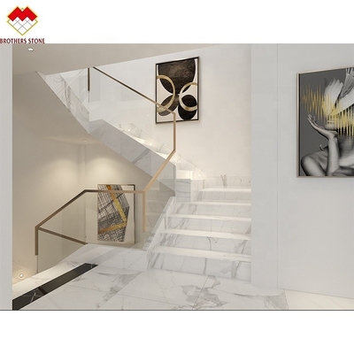 Scala in marmo bianco personalizzata con disegni di risalita ringhiera di vetro a spirale