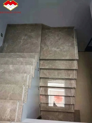Scala in marmo bianco personalizzata con disegni di risalita ringhiera di vetro a spirale